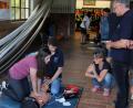 Bild: ds
Wolfgang Rattai (rechts) beobachtet die Anwendung des Defibrillators bei einer Wiederbelebung an der Übungspuppe. Das Gerät gibt dem Benutzer per Sprachsteuerung Hinweise zur Vorgehensweise und zur richtigen Platzierung der Elektrokontakte am Körper des Patienten.