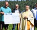 Bild: sche
Die Vereine von Aschach und Immenstetten übergeben eine Spende an die Kirchenstiftung (von links): Zweiter Vorsitzender Moritz Gebhard von der Feuerwehr Aschach, Kirchenpfleger Alfred Schorner, Vorsitzender Stefan Lehmeier von der Feuerwehr Immenstetten, CSU-Ortsvorsitzender Christian Drexler, Vorsitzender Gerhard Meier vom. Stopselclub Aschach, Pfarrer Eduard Kroher und Burschenvereins-Vorsitzender Thomas Rembold.