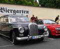 Bild: gf
Eine Prachtlimousine der Stuttgarter Autobauer (links) neben einem legendären Audi Quattro und einem gelben VW.