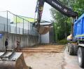 Bild: Gabi Schönberger
Seit Montag machen Bagger am Parkplatz der Schwimmhalle Platz für neue Container für die Lobkowitz-Realschule. Am Tag darauf bekam der Neustädter Stadtrat den entsprechenden Bauantrag.