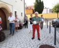 Bild: bjp
Der "Pressather Fair-Trade-Fußball" soll die Hoffnung auf ein erfolgreiches Bewerbungsverfahren für den Titel "Fair-Trade"-Stadt symbolisieren. Im Bild (von links) Heike Heindl, Bürgermeister Bernhard Stangl, Sprecherin Gabriele Löw, Stadtpfarrer Edmund Prechtl, Silke Tanner, Richard Waldmann und Maria Lober.