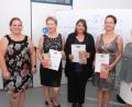 Bild: usc
Klassenleiterin Susanne Luber (links) und Schulleiterin Ilona Lang (rechts) freuten sich mit den Examensbesten über die Verleihung von Staatspreisen. Von links: Elena Andre, Susanne Weber und Veronika Reindl.