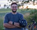 Bild: Dr. Carmen Lööck
Mit Übergewicht ein Fahrrad zu kaufen ist nicht so einfach. Die Auswahl an Rädern, die einen tragen wenn man mehr als 110 Kilo wiegt, ist sehr überschaubar und die verfügbaren Modelle sieht nicht gerade günstig.