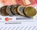 Bild: Jens Kalaene/ZB/dpa
17,50 Euro beträgt der Rundfunkbeitrag für ARD, ZDF und Deutschlandradio monatlich. Wie daraus ganz schnell 1000 Euro werden können, zeigt der Fall einer Frau aus dem Kreis Neustadt/WN.