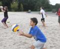 Bild: Gabi Schönberger
Roland Tschannerl vom Turnerbund Weiden erklärt den Kindern beim Ferienprogramm die Grundlagen beim Beachvolleyball.