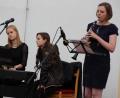 Bild: kro
Hannah Lichtinger (links) und Franka Plößner (rechts) musizierten im Garten der evangelischen Gemeinde.