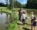 Bild: Angelverein Schönkirche/exb
Einen abwechslungsreichen und spaßigen Nachmittag erlebten die Kinder bei der Ferienprogramm-Aktion des Angelvereins Schönkirch am Ilsenbachweiher bei Wildenau.