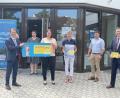 Bild: Perko/exb 
Die Gemeindebücherei Schwarzenfeld freut sich über den Kinderbibliothekspreis. Im Bild von links André Zorger vom Kommunalmanagement Bayernwerk, die Vertreterinnen der Bücherei Birgit Koch, Alexandra Kirst und Manuela Irlbacher, Bürgermeister Peter Neumeier und Wolfgang Dumm (Bayernwerk).