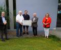Bild: wel
3000 Euro als Spende übergab Michael Koller (Zweiter von rechts) an (von links) Rektor Werner Winderl, Karl-Heinz Stoppa (Förderverein), Thomas Schwingl und Rektorin Christine Schneider.