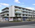 Bild: Petra Hartl
Zwischen Stadtteil-Büro (links) und Seelöwenbrunnen (rechts) prägte bis zum Mai 2016 der Rundbau die Bergsteig-Optik. Jetzt steht dort das 15 Millionen Euro teure Senioren-Service-Haus.