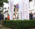 Bild: Gabi Schönberger
(Von links) Konstantin Thomas (Die Keramischen), Stefanie Dietz (Museumsleiterin), Petra Vorsatz (Stadtarchiv), Oberbürgermeister Jens Meyer und Sabine Guhl (Leiterin Regionalbibliothek) hissen die Fahnen vor dem Keramikmuseum in Weiden.