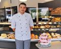 Bild: twi
Der frisch gebackene Bäckermeister Dominik Birner präsentiert eine seiner Meistertorten im Café Bohne.