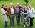 Bild: Dagmar Williamson 
An seinem Geburtstag feiert er vorerst im kleinen Rahmen: Enkelin Meike Drescher mit ihrem Sohn Johann, der Gefeierte Hans-Peter Drescher mit seinem Sohn Jochen, Clara auf dem Arm ihrer Tante Svenja Littwin und Schwiegertochter Katrin (von links).