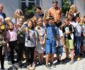 Bild: njn
Die Schüler der Grundschule bastelten Bienen aus Dosen. Mit auf dem Bild (hinten von links) Bürgermeister Johannes Reger, Modellprojektleiterin Eva Gibhardt, Lehrerin Eva Wildenrother, Jörg Wetzel und Rektorin Sabine Graser.