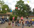 Bild: fjo
Mit bunten Luftballons lassen die Kinder ihre guten Wünsche in die Lüfte steigen.