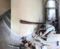Bild: Gabi Schönberger
Die alten Granittreppen der Kita St. Joseph im alten Schulhaus bekommen ein neues Gewand aus Eiche.