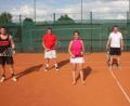 Bild: wro
Sieger des Tennis-Gaudi-Turniers der DJK Falkenberg wurde Josef Gleißner (Zweiter von links). Auf Platz zwei landete Matthias Schön (links). „Bronze“ sicherte sich Verena Bauer (Dritte von links). Vorsitzender Wolfgang Knoll und Tennis-Spartenleiter Daniel Preisinger (von rechts) gratulierten.