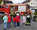 Bild: bey
Kleine Löschübung für kleine Leute. Die Feuerwehr Oberwildenau mit den Kleinstn aus dem Kinderhaus