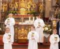 Bild: Fotostudio Hummer 
Sechs Kinder feierten in der Pfarrkirche Neualbenreuth Erstkommunion, im Bild zusammen mit (von links) Pfarrer George Parankimalil, Mesner und Pfarrgemeinderatssprecher Wolfgang Plonner, Rektorin Karin Gleißner, Klassenlehrerin Tanja Kruppa, Bürgermeister Klaus Meyer und Gemeindereferentin Sabine Schiml.