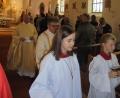 Bild: rfi
Pfarrer Wilhelm Bauer (links), Diakon Norbert Hammerl (Zweiter von links) und die Ministranten beim Auszug aus der Marienkirche in Kleinschwand.
