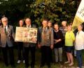 Bild: sck
Der neue Schützenmeister von 1890 Auerbach, Wolfgang Ziebell (Mitte), hält eine Collage mit bildlich festgehaltenen Höhepunkten aus der Amtszeit seines Vorgängers in den Händen, die Dietmar Neugebauer bei nächster Gelegenheit überreicht bekommt. Mit im Bild die Führungsmannschaft des Vereins.