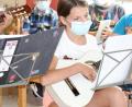 Bild: myd
Mit Gitarrenklängen bereiteten Theresa Kraus (li) und Linda Walberer (re) zusammen mit ihrem Lehrer Benno Englhart viel Freude. Bei Volksliedern stimmten die Senioren mit ein.