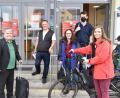 Bild: hcz
(Von links) Stefan Schmidt, Stadtrat Ali Daniel Zant, Bundestagsbewerberin Anne Droste, Lukas Iffländer, Stadträtin Laura Weber am Bahnhof.
