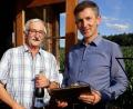 Bild: snn
Bürgermeister Albert Geitner (rechts) gratuliert Josef Huf zum 70. Geburtstag.