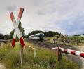 Bild: Hösamer
Am Bedarfsübergang bei Brensdorf (Gemeinde Stulln) stehen Zweiwegebagger und Baumaterial für die Sanierung der Bahnstrecke bis nach Schwarzenfeld bereit. Ein "Alex"-Zug Passiert gerade den Lagerplatz.
