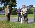 Bild: frd
Josef Bremauer (Zweiter von rechts) zeigte, wie sich die Wildunfallmarkierung am einem Straßenposten befestigen lässt. BJV-Kreisvorsitzender Alexander Flierl, Polizei-Chef Robert Feuerer und Oberkommissar Armin Ismail (von links) lobten die Erfindung.