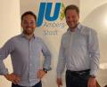 Bild: Florian Füger/exb
Henner Wasmuth (rechts), Vorsitzender der Jungen Union Amberg-Sulzbach, gratuliert dem wiedergewählten Vorsitzenden der JU Amberg, Florian Füger.