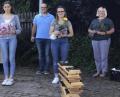 Bild: soj
Praktikantin Latisha Behnke (Sechste von rechts) und Erzieherin Natalie Götz (Zweiter von rechts), wurden von ihren Kolleginnen sowie Pfarrer Pater Anish George und Kirchenpfleger Stefan Kausler verabschiedet.