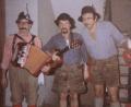 Bild: kro
Zehn Jahre lang trat Heinz Kilian (rechts) mit seiner Band „Die Högelsteiner“ in der ganzen Region auf. Im Bild die eine Hälfte der Sechs-Mann-Truppe Karl Völkl, Erwin Jaspers und Heinz Kilian (von links).
