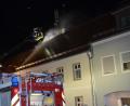 Bild: dob
Mit der Drehleiter versuchen die Feuerwehrmänner, von außen an den Brandherd zu kommen. Die ganze Nacht dauert der Löscheinsatz in Waldthurn.