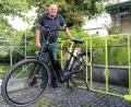 Bild: Gerhard Götz
Der Fahrradständer, in dem für Fred Ziegler typischen Gelb, erfüllt viele Kriterien. Er ist ein funktionales Kunstwerk aus upgecycltem Material.