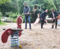 Bild: Gabi Schönberger
Beim symbolischen Spartenstich auf dem Spielplatz im Max-Reger-Park eröffnen Tiefbauamtsleiter Hubert Grillmeier, Oberbürgermeister Jens Meyer, Planungsdezernent Oliver Seidel und Klaudia Schmidt von der Landschaftsbaufirma Schmidt (von links) die Baustelle.