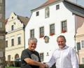 Bild: Josef Götz/exb 
Der erste Bürgermeister von Horšovský Týn, Josef Holeček (links), empfing sein Nabburger Pendant, Frank Zeitler (rechts), anlässlich des Annafests vor dem Rathaus der Partnerstadt.