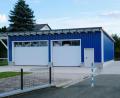 Bild: do
Die neue Geräte- und Lagerhalle des FC in den Vereinsfarben: Symbol des Gemeinschaftsgeistes. 841 freiwillige Arbeitsstunden leisteten zahlreiche FC-Anhänger beim Bau des Hallenprojekts