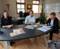 Bild: lg
Sigrid Breitschafter (rechts) von der Touristinformation stellt zusammen mit Bürgermeister Rudolf Teplitzky und Margit Boch (Stadtmarketing) den neuen Flyer zur Freizeit- und Feriengestaltung vor