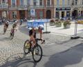 Bild: Gomez Islinger
Marlene Gomez Islinger (vorne) liegt in Führung: Die Radstrecken in Triathlon-Wettkämpfen sind aufgrund von vielen Kurven, Wendepunkten und unterschiedlichen Straßenbelägen sehr anspruchsvoll.
