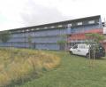 Bild: ua
Die Ostseite der Grundschule ist bereits eingerüstet. Bis zum Ende der Sommerferien soll die komplette Fassade der Grundschule Ursensollen und der Sporthalle ausbessert und neu gestrichen werden.