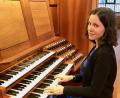 Bild: dok
Anna-Magdalena Bukreev an der Weimbs-Orgel. Dank etwas schmälerer Obertasten sind auch vielstimmige Akkorde wie bei Regers Musik gut greifbar.