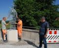 Bild: pop
Die beiden Gemeindearbeiter Manuel Müller und Christian Lautenschlager bauten die Skulptur auf. Mit dabei Bürgermeister Peter Braun.