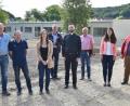 Bild: no
Vor dem Container versammelt: (von links) Bauleiter Reinhold Lang und sein Chef Josef Margraf, Kirchenpfleger Peter Falk, Kita-Leiuterin Sabrina Stibbe, Architekt Markus Rösch, Pfarrer Johannes Arweck, Sanitär- und Elektro-Planer Günther Pichl, die aktuelle VG-Kämmerin Elisabeth Voit und Bürgermeister Dieter Dehling