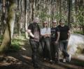Bild: Rieß, Celina
Die Musiker der Band Atlantean Kodex stehen vor dem sagenumwobenen Teufelsstein in Vilseck.