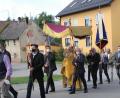 Bild: frd
Bei der Prozession zum Bruderschaftsfest trug Pfarrer Herbert Rösl den Leib Christi in der Monstranz durchs Dorf trug.