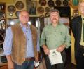 Bild: frd
Rudi Krippner (Mitte) bekam die "Große Verdienstauszeichnung in Gold" des Oberpfälzer Schützenbundes. Schützenmeister Achim Schallmoser (links) und Stellvertreter Günter Gilch gratulierten.
