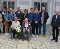 Bild: jr
Mit einem Dankgottesdienst in der Basilika feierten am Sonntag Anna und Rudolf Ulrich (beide sitzend) Eiserne Hochzeit (65 Jahre). Kennen und lieben gelernt hatten sich beide einst beim Wasserleitungsbau in Münchenreuth. Dazu gratulierten ihre drei Kinder und vier Enkel, sowie Zweiter Bürgermeister Karlheinz Hoyer (rechts).