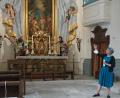 Bild: Dieter Dörner
Christine Schormüller erklärt den Hauptaltar „ihrer“ Schlosskirche St. Johannes