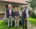 Bild: flt
Bürgermeister Lothar Müller (links) gratulierte Maria und Andreas Schmid zur diamantenen Hochzeit.